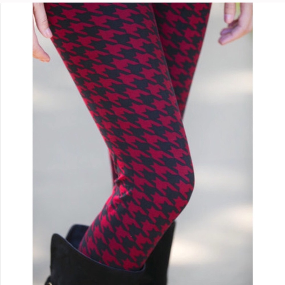 Houndstooth print leggings.